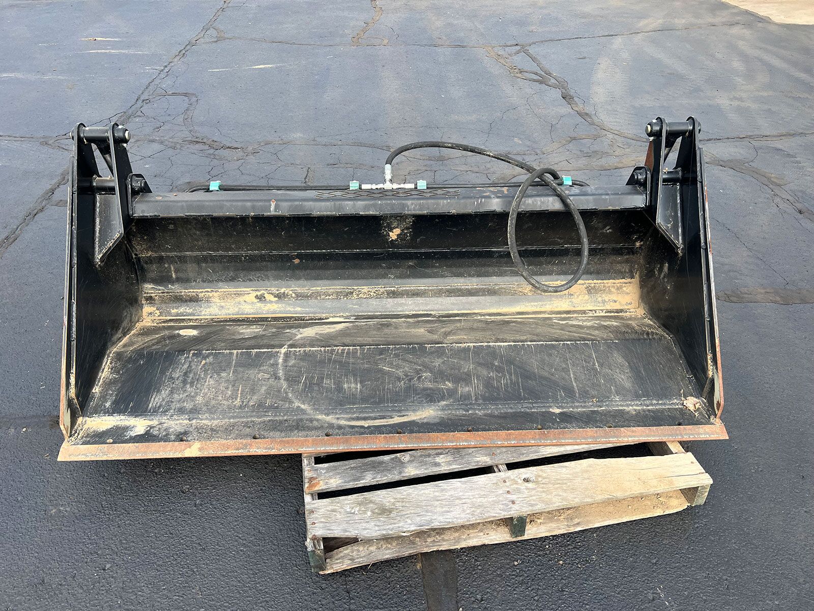 Front View of Used HLA 4-N-1 Bucket