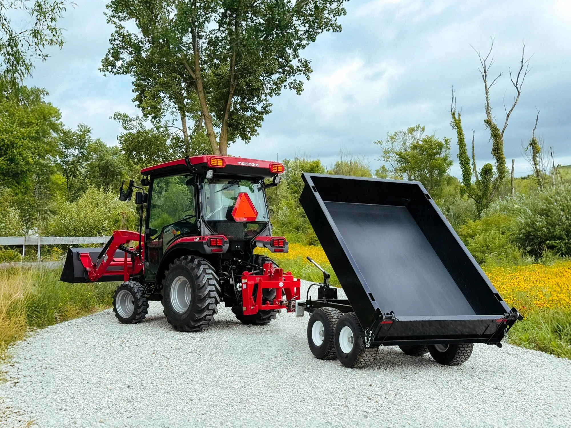 GWT Hydraulic Dump Trailer with Mahindra Tractor