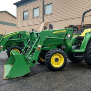 John Deere 3032e vs 3033r