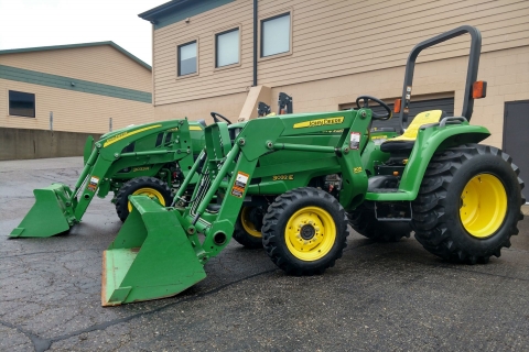 John Deere 3032e vs 3033r