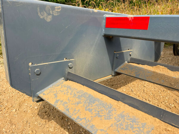 Cutting Blades on Heavy Duty Land Plane