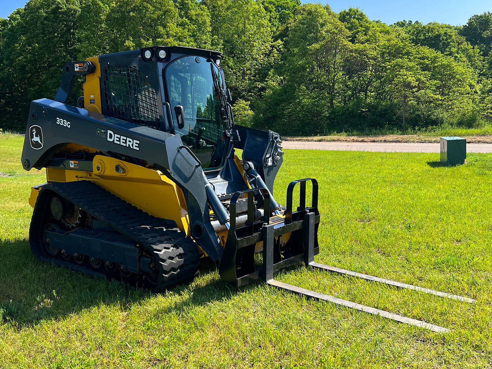 John Deere 333G SkidSteer w Forks