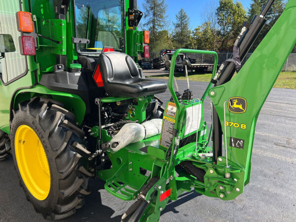 370B Backhoe, Operator's Station