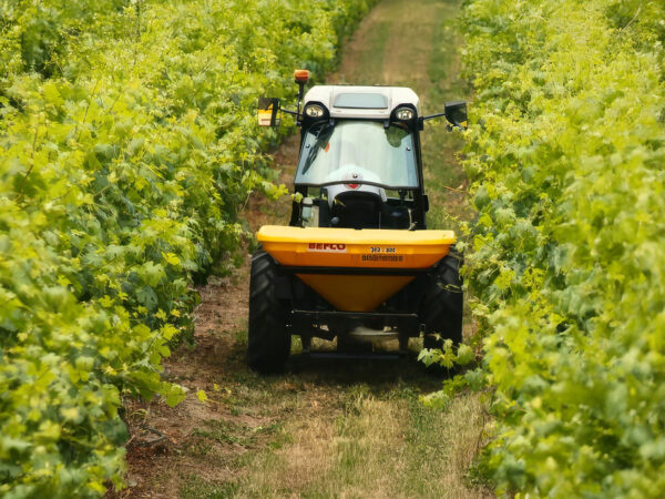 BEFCO 3-Point Pendulum Spreader in Fruit Orchard