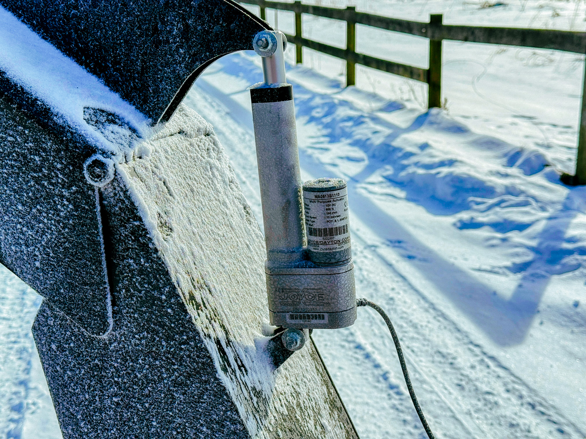 Hydraulic cylinder for deflector control